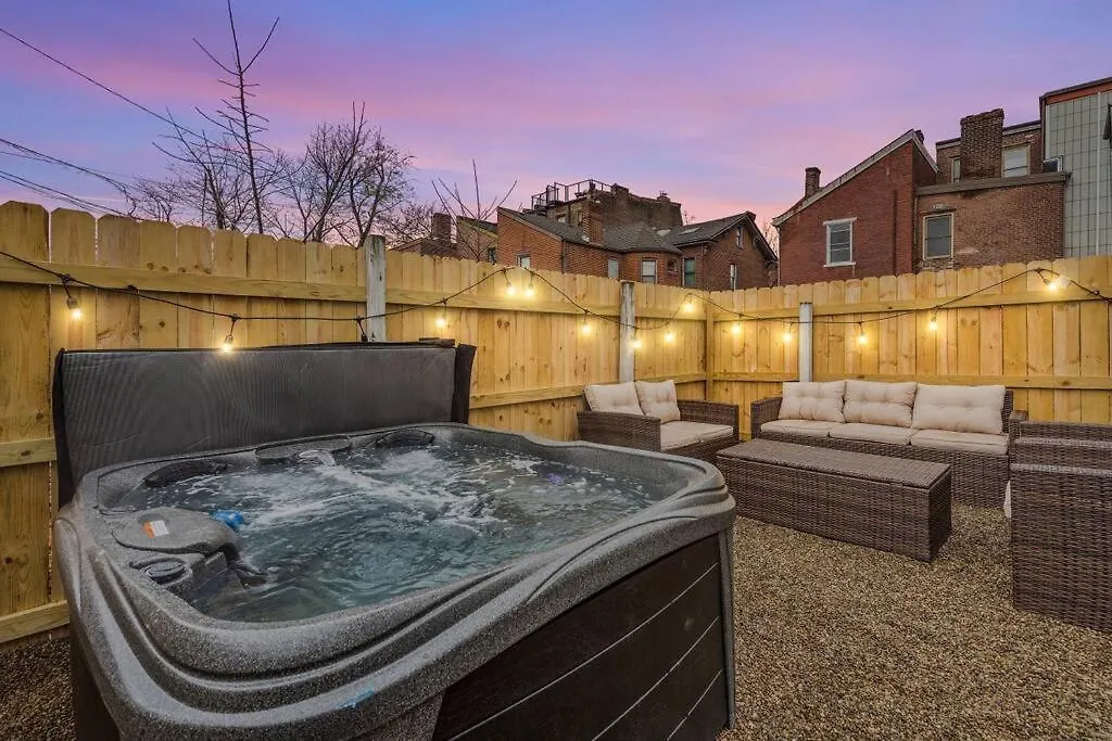 펜션 New! High-End Manchester Home W/ A Hot Tub 피츠버그